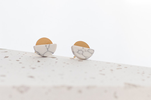 Minimalistyczne sztyfty półksiężyce z howlitu La Femme Jewellery