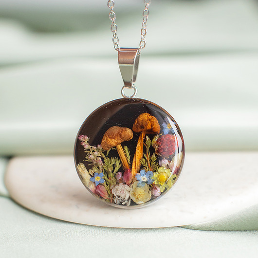 wisiory Naszyjnik z leśną kompozycją