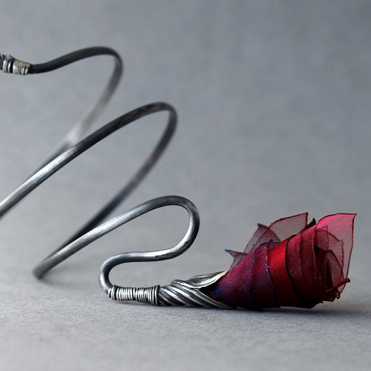 Srebrna bransoleta kwiatowa burgund SHAMBALA
