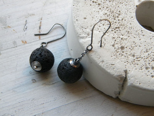 kolczyki wire wrapping czarna lawa  na łańcuszku - kolczyki
