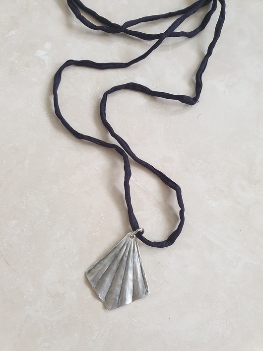 wisiory Wisior ORIGAMI mały wachlarz, czarna jedwabna wstążka