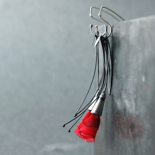 kolczyki wire wrapping Srebrne delikatne kolczyki Czerwone LIstki