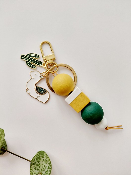 breloki Brelok drewniany z lamą