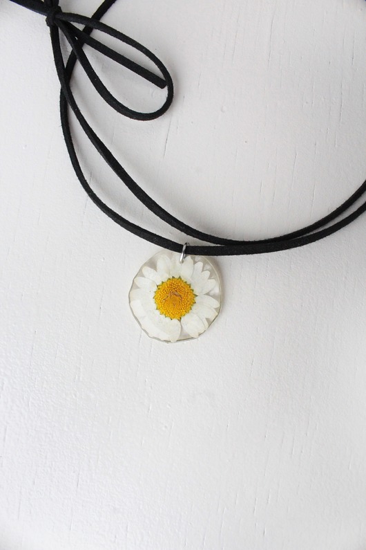 chokery Choker ze stokrotką na rzemyku