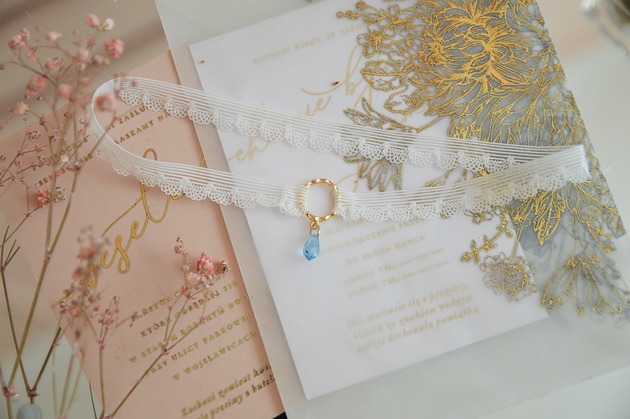 dodatki ślubne Delikatna podwiązka z kryształkiem Swarovskiego