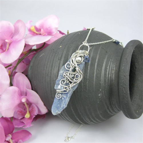 Klejnot Galadrieli - Kyanit surowy wire-wrapping Almien art Studio