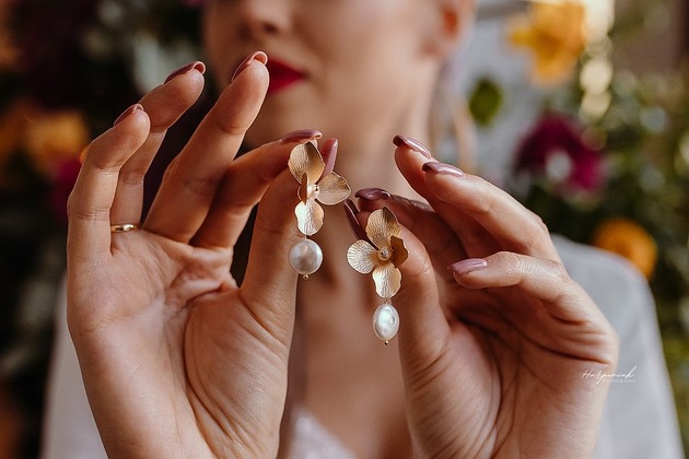 Biżuteria ślubna Kolczyki z perłą na dużych kwiatowych sztyftach