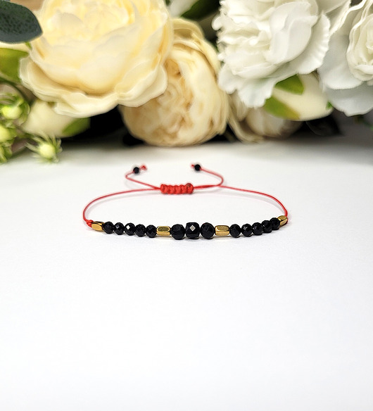 bransoletki z kamieni naturalnych Ochronna z Turmalinem na czerwonym sznureczku