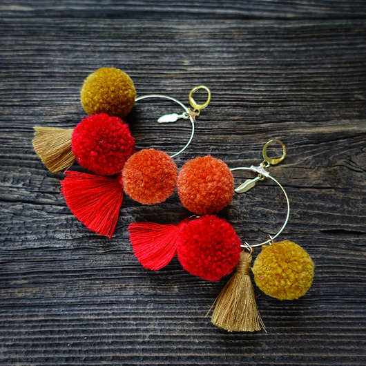 Kolczyki chwosty boho z pomponami Mró Soutache