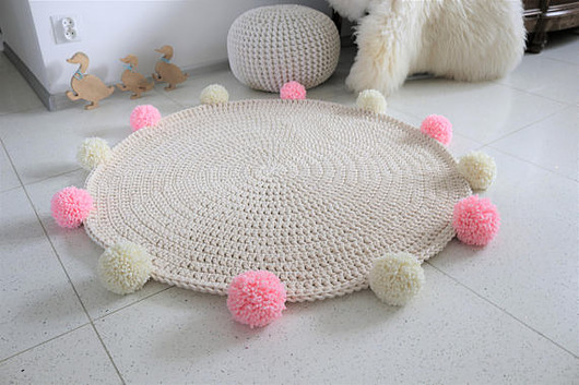 Dywan okrągły gładki ecru różowe pompony Made of Weaves