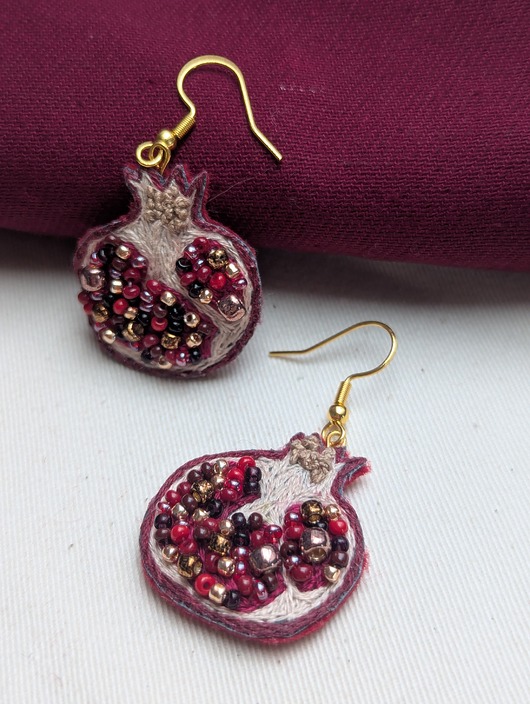 kolczyki z piórami Owoc granatu - ręcznie wyszywane kolczyki z piórami wiszące