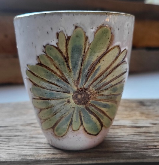 kubki Ceramiczny kubek z kwiatem