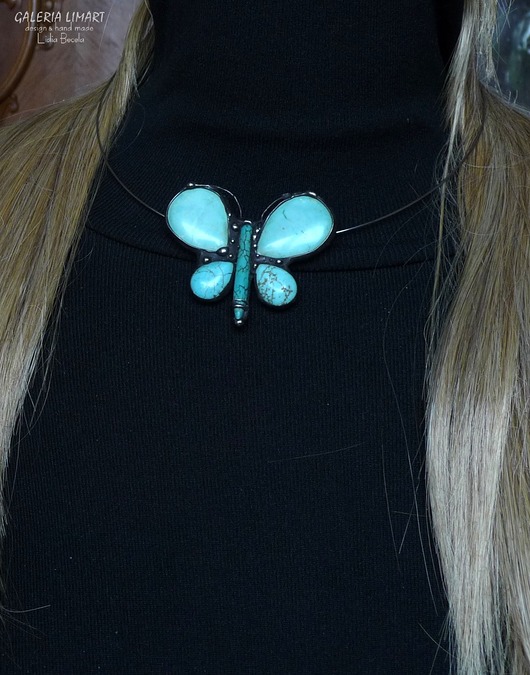 wisiory Uroczy motyl z howlitu turkusowego w naszyjniku handmade prezent z klasą