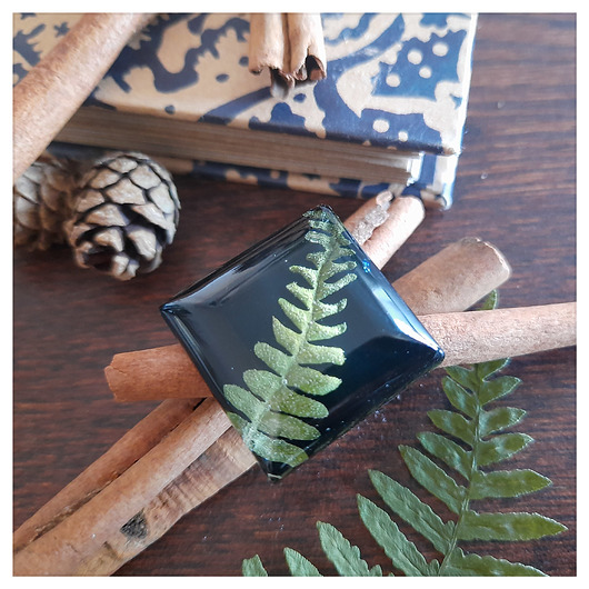 Kwadratowy pierścionek z zatopioną paprocią Figa handmade accessories