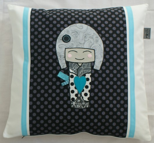 Kokeshi z sercem - dwustronna poduszka Nitka Wyobraznia