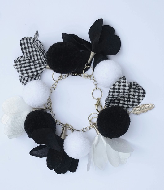 Black & White,bransoletka z pomponow. Lovekulkowe