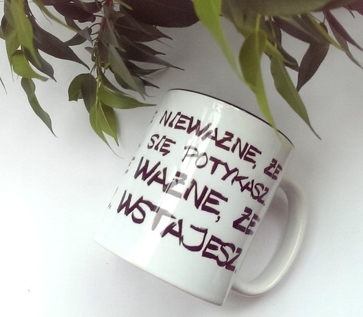 Kubek WAŻNE, ŻE WSTAJESZ z CZARNYM WNĘTRZEM FarrowDesign