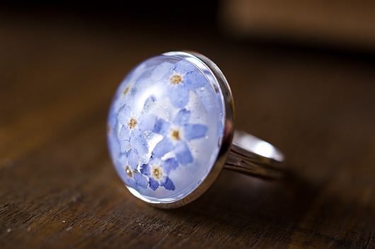 Okrągły pierścionek z żywicy z niezapominajką So Jewelry