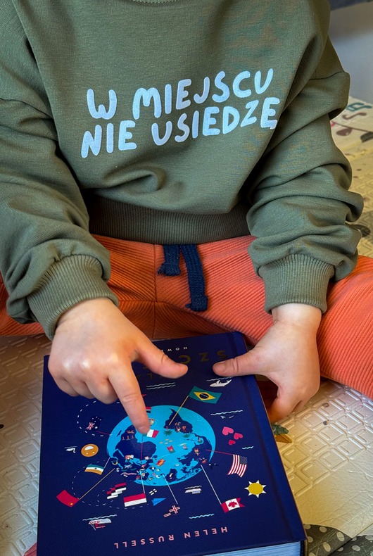 bluzy dla chłopców Bluza dziecięca W MIEJSCU NIE USIEDZĘ - zielona