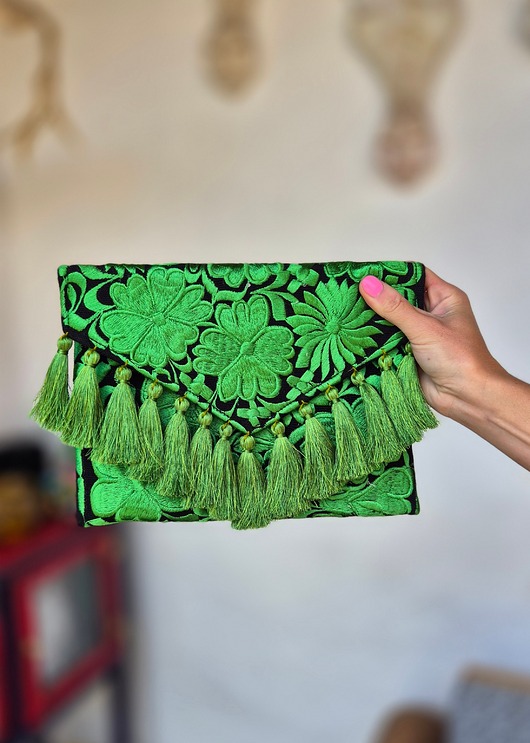 kopertówki Kopertówka Flores Zielona haftowana ciekawe wzory z paskiem