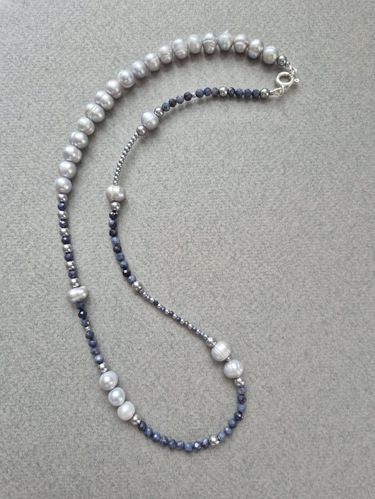 chokery Srebrny naszyjnik z szarych pereł i niebieskich szafirów 50 cm