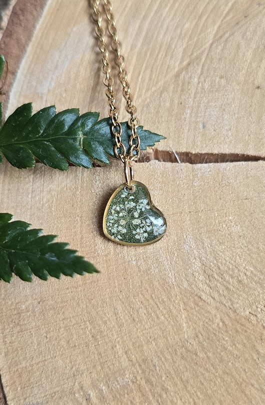 wisiory Mały wisiorek z kwiatem prawdziwy kwiat serce serduszko