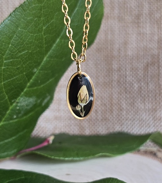 wisiory Złota jajowata zawieszka z kwiatami