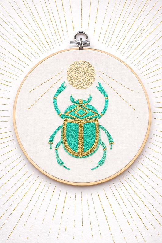 Ozdoby na ścianę Skarabeusz w tamborku - talizman odrodzenia i twórczości.