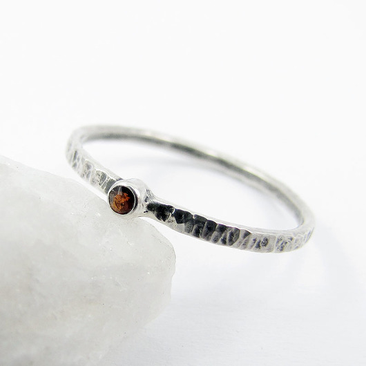 Hammered garnet dot Amade Studio