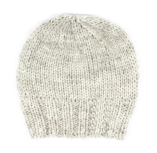 Krótka czapka ecru unisex na drutach RękaProduction