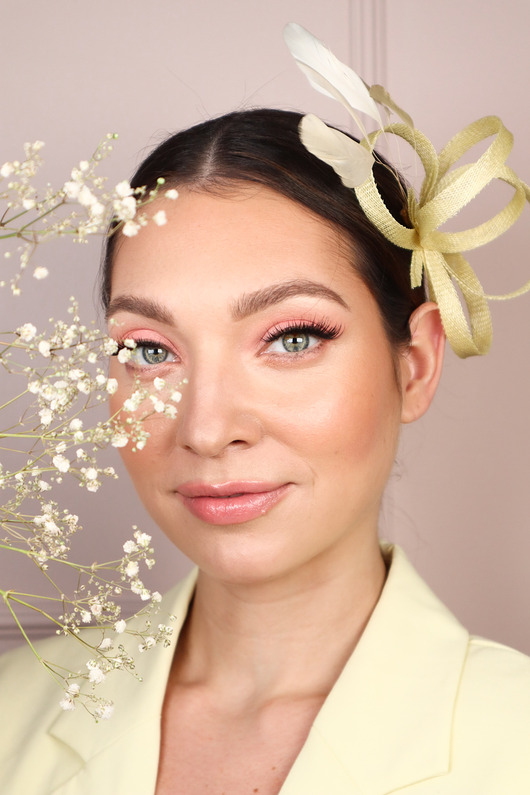 fascynatory CERRISA fascynator żółty spinka i pióra