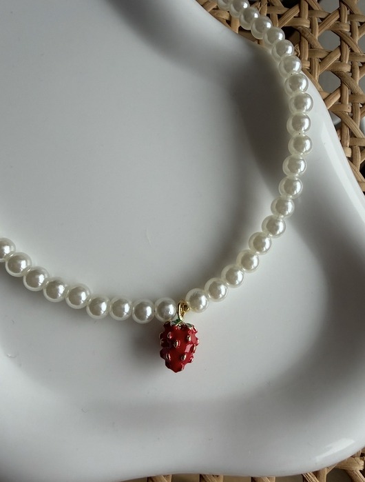 chokery Naszyjnik ze sztucznych perełek  z truskawką