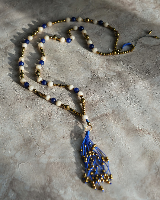korale Długi unikatowy naszyjnik z kobaltowym chwostem