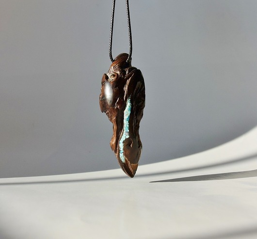 wisiory Amulet - wisior z drewna z turkusem
