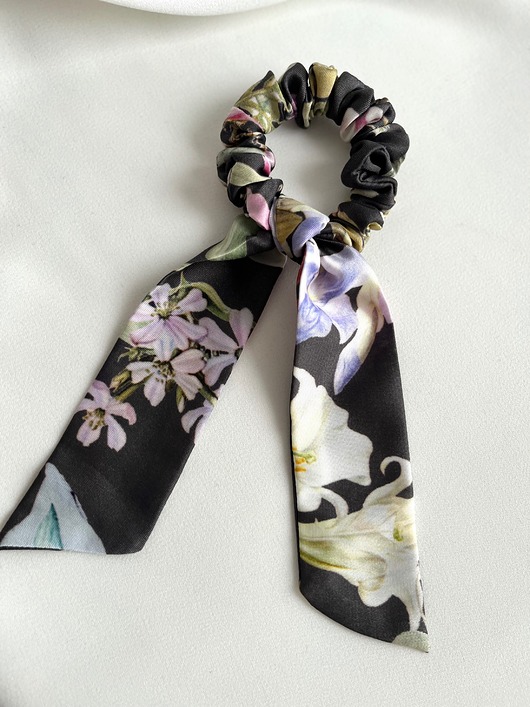 gumki do włosów Scrunchie Grey Flores z odwiązywaną szarfą 47 cm