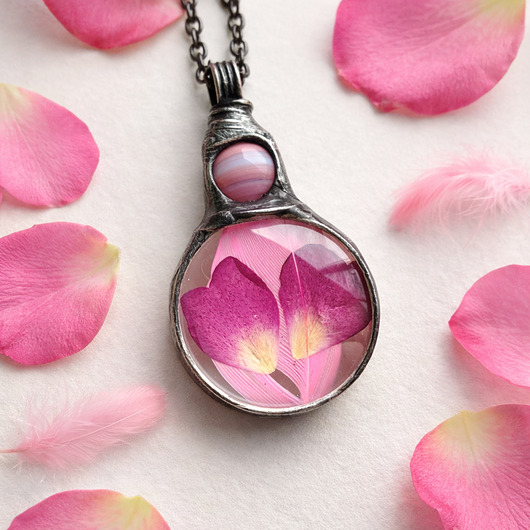 wisiory Naszyjnik rózowe piórko