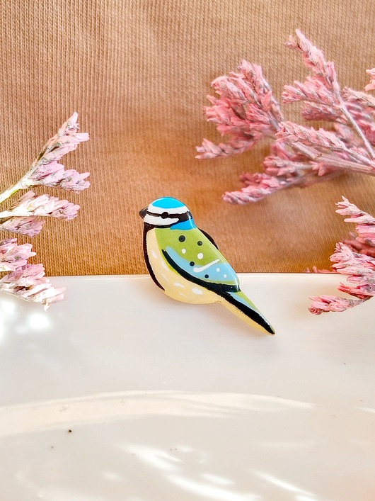 przypinki Pin z Sikorką Modrą, delikatna biżuteria z ptakiem, prezent dla niej