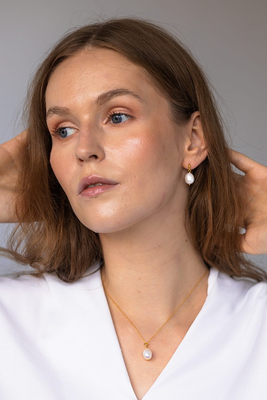 złote naszyjniki Naszyjnik AMORE zawieszka z naturalną perłą