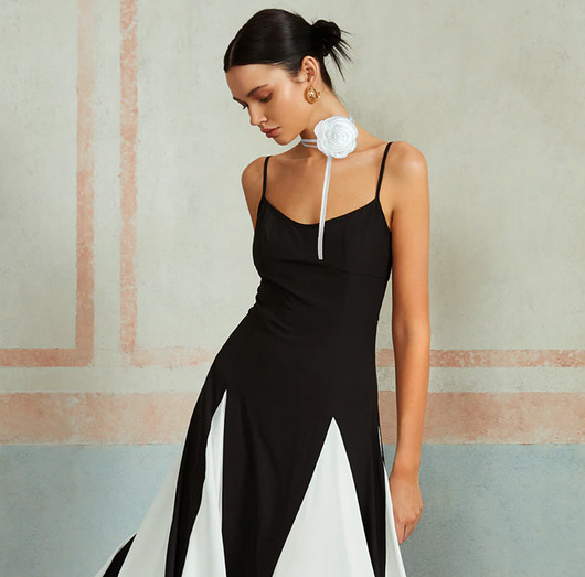 Akcesoria pozostałe Jedwabny choker z  różą, biały na czarnym pasku