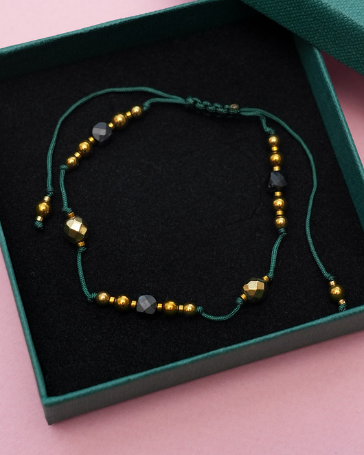 bransoletki z kamieni naturalnych Bansoletka z nefrytem na sznureczku