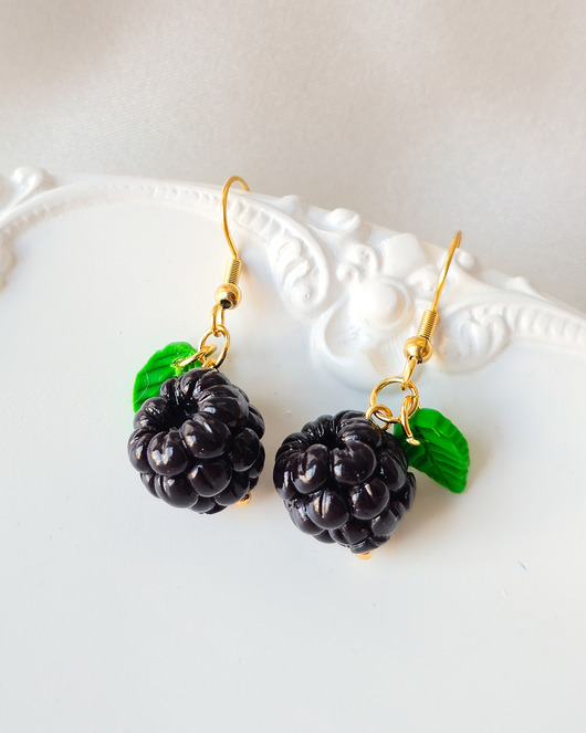 kolczyki z masy plastycznej Kolczyki jeżyny z listkiem