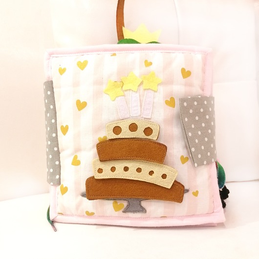 książeczki dla dzieci Pink Birthday Quiet Book książeczka sensoryczna manipulacyjna Bejbik