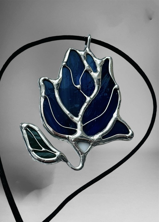 wisiory Naszyjnik z Wisiorkiem delikatny Kwiat Magnolia Witraż Tiffany