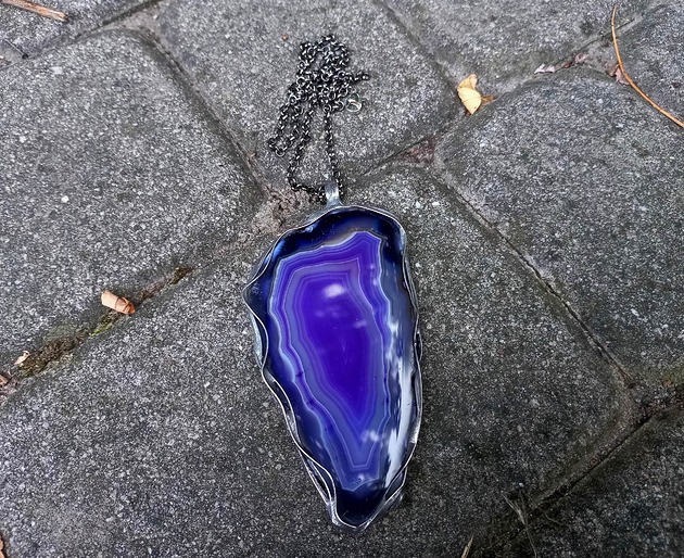Na fioletowo - wisiorek po drugiej stronie lustra