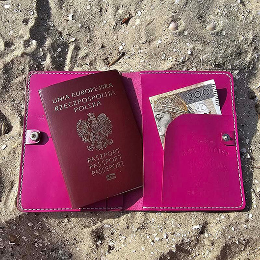 akcesoria różne Skórzane etui na paszport dokumenty fuksja