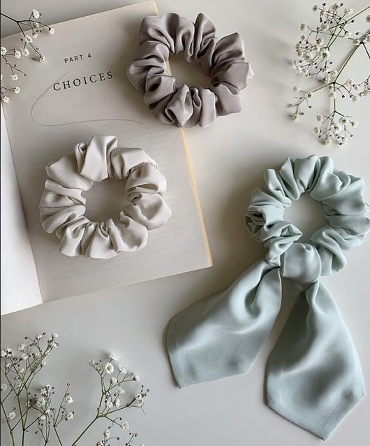 gumki do włosów Seledynowa srunchie Julia z odwiązywaną szarfą