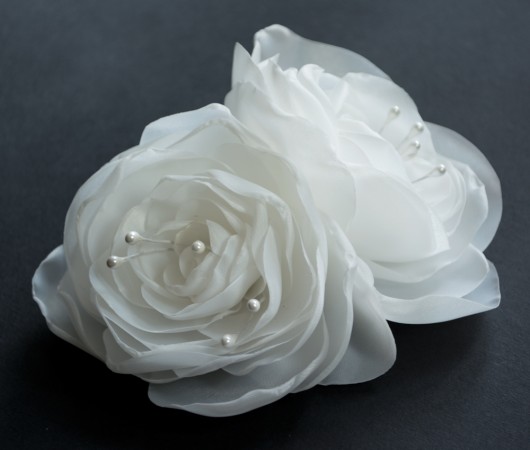 biała róża - grzebyk do włosów SundayRose