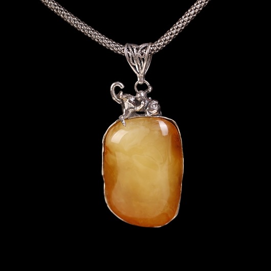 wisiory Wisiorek kot na bursztynie bałtyckim