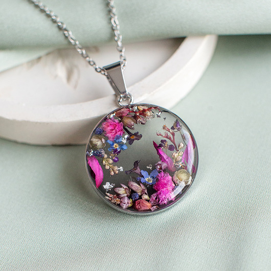 wisiory Wisiorek z kompozycją kwiatową