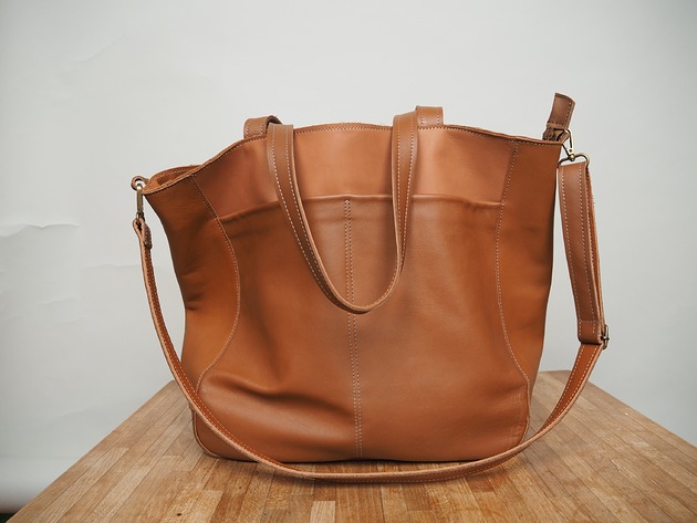 torby na ramię Duża koniakowa skórzana torba z dużymi kieszeniami